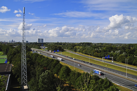 900312 Gezicht op de A28 te Utrecht, kort voor het knooppunt Rijnsweerd, vanaf het bovenste dek van de parkeergarage ...